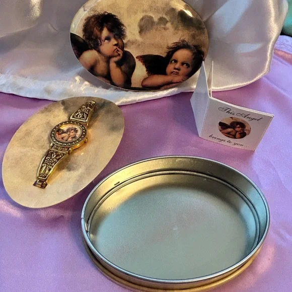 Gold Angel Motif Women's Watch - Picture 2 of 5